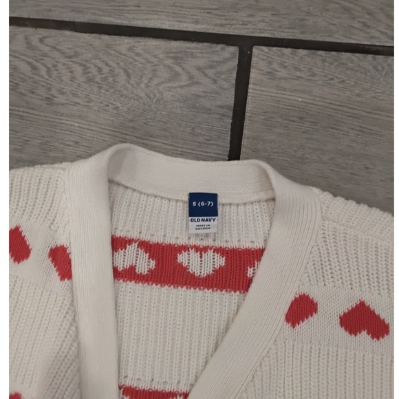 Old Navy Girls White Red Heart Knit Cropped Cardigan Sweater Size 6-7 - Picture 2 of 5